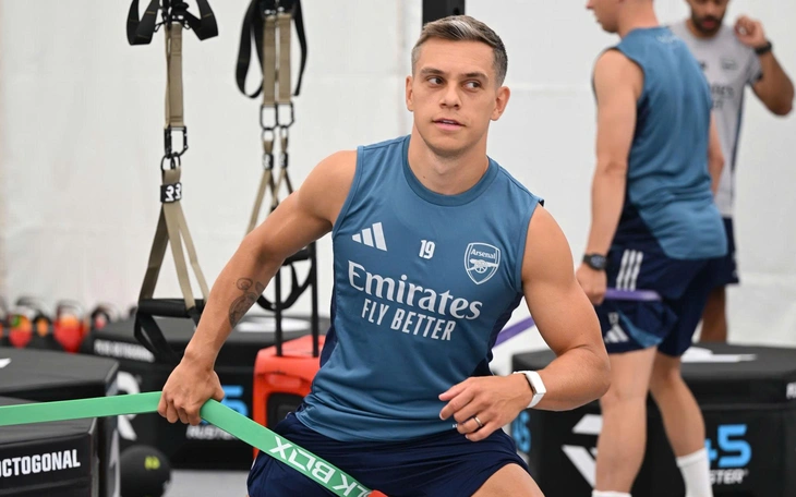 Hoàng Nguyên Thanh, Hồng Lệ ung dung lên đỉnh Bà Rá - Ảnh 4.