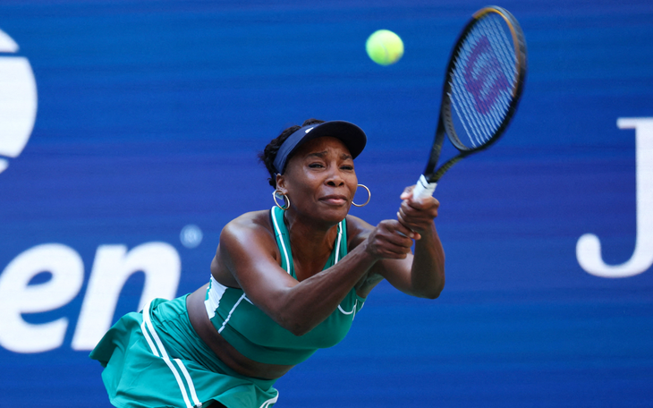 Fan ngỡ ngàng với pha xử lý vụng về của Ronaldo - Ảnh 2.