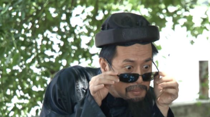 Phán khách đầu năm 'mất của', thầy bói… tiện tay khiến lời tiên tri ứng nghiệm - Ảnh 1.