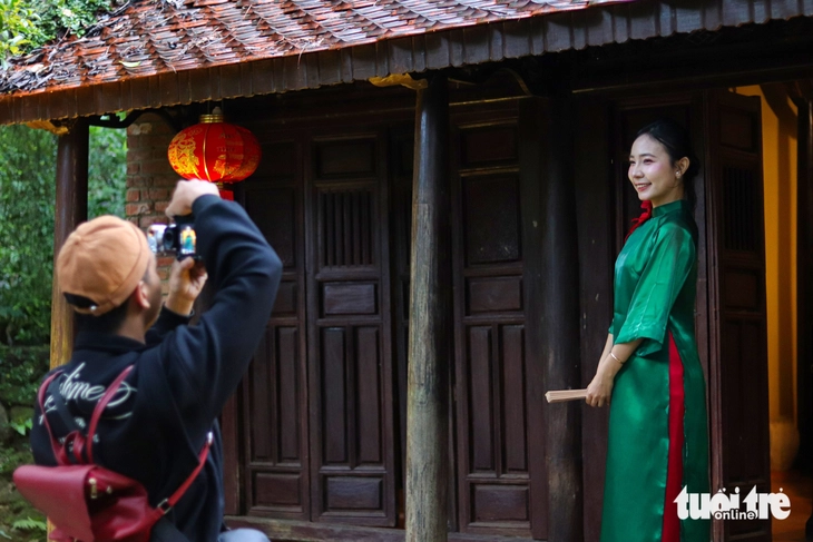 Bạn trẻ Đà Nẵng rộn ràng diện áo dài 'săn' ảnh Tết sớm - Ảnh 3.