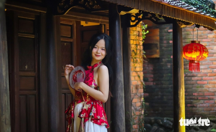 Bạn trẻ Đà Nẵng rộn ràng diện áo dài 'săn' ảnh Tết sớm - Ảnh 8.