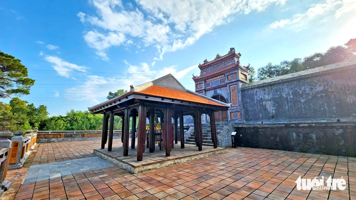 Ngôi nhà gỗ ‘lạ’ trước lăng mộ Hoàng thái hậu Từ Dụ - Ảnh 2.