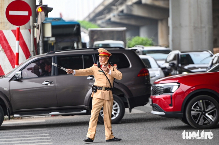 Chưa hết kỳ nghỉ, xe cộ đã ùn ùn trở lại Hà Nội, cảnh sát phải phân luồng hướng dẫn - Ảnh 5.