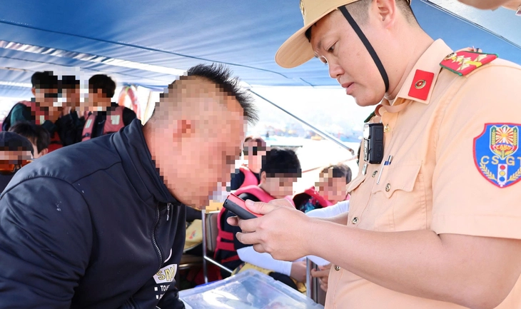 CSGT phát hiện thuyền trưởng vi phạm nồng độ cồn khi đang chở 37 khách Hàn Quốc trên vịnh Nha Trang - Ảnh 1. Nha Trang - Ảnh 1.