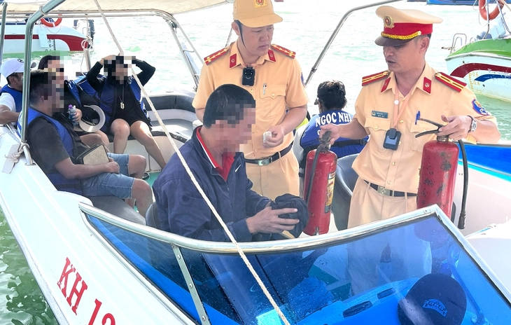 CSGT phát hiện thuyền trưởng vi phạm nồng độ cồn khi đang chở 37 khách Hàn Quốc trên vịnh Nha Trang - Ảnh 3. Nha Trang - Ảnh 3.