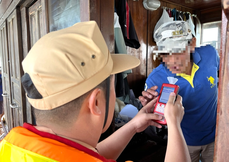 CSGT phát hiện thuyền trưởng vi phạm nồng độ cồn khi đang chở 37 khách Hàn Quốc trên vịnh Nha Trang - Ảnh 4. Nha Trang - Ảnh 4.