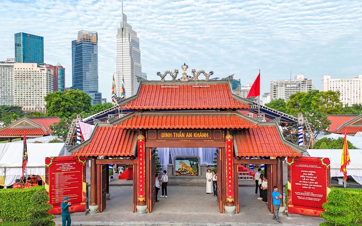 Bờ sông Sài Gòn phía Thủ Thiêm rực sắc hoa hướng dương, người dân nô nức tham quan - Ảnh 19.