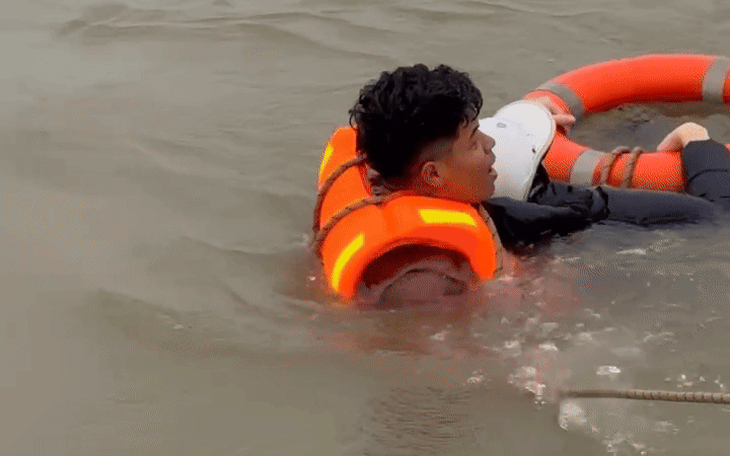 Hai thiếu niên trôi dạt hơn 40km trên lòng hồ thủy điện Sê San 4 - Ảnh 2.
