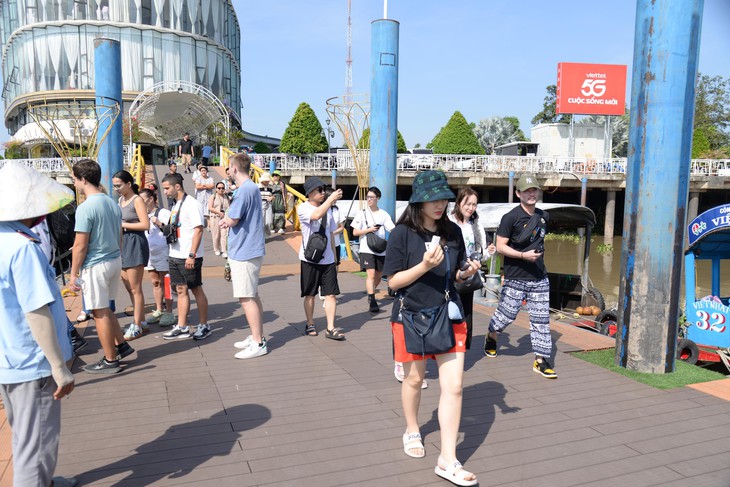 Khách du lịch đến Đồng Tháp tăng cao dịp Tết dương lịch 2026 - Ảnh 3.