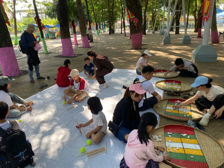 Chưa Tết trung tâm TP.HCM đã tấp nập đông vui, giới trẻ xúng xính áo dài xuống phố - Ảnh 4.