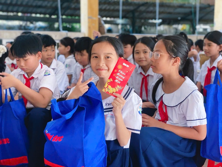 Nhận quà Tết sớm từ Tuổi Trẻ, học sinh vùng lũ Huế ấm lòng đón xuân - Ảnh 1.