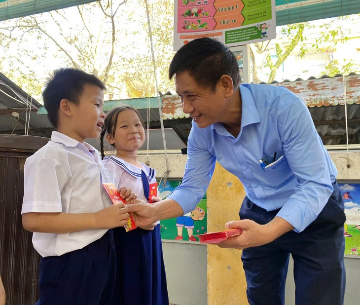 Nhận quà Tết sớm từ Tuổi Trẻ, học sinh vùng lũ Huế ấm lòng đón xuân - Ảnh 2.