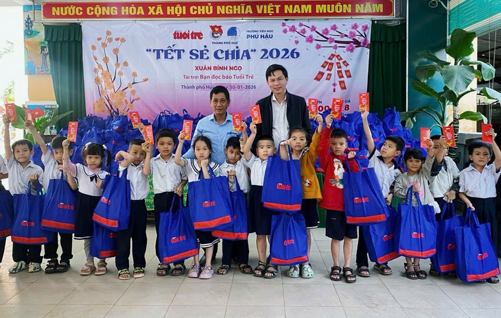 Nhận quà Tết sớm từ Tuổi Trẻ, học sinh vùng lũ Huế ấm lòng đón xuân - Ảnh 3.