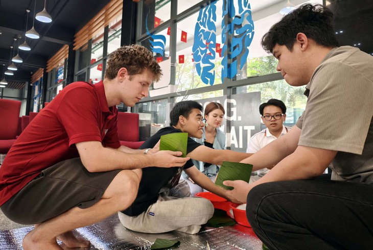 Sinh viên Pháp học thạc sĩ tại Việt Nam lần đầu trải nghiệm gói bánh chưng - Ảnh 2.