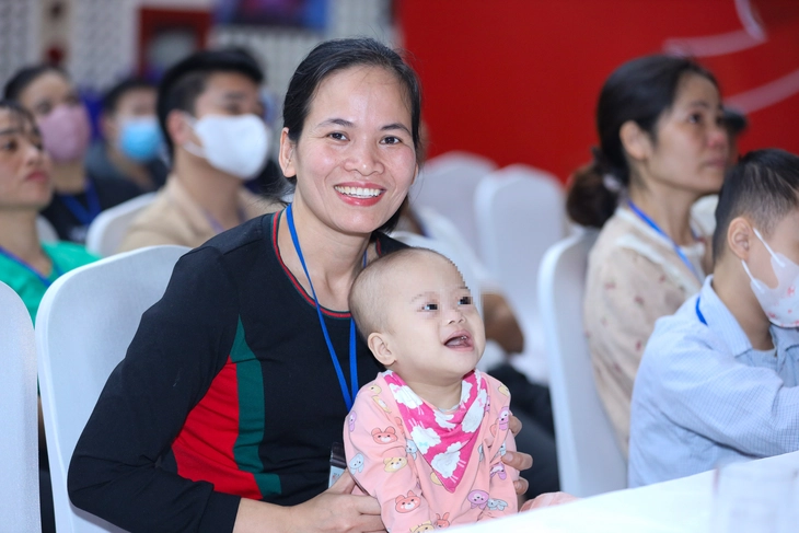 Mẹ của bệnh nhi mắc hội chứng Down, ung thư máu xúc động nhận quà Ước mơ của Thúy - Ảnh 2.