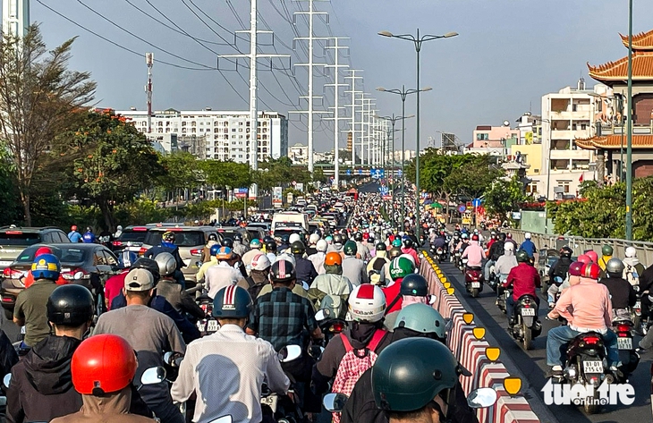 Vì sao không cho ô tô chạy tạm vào làn xe máy trên cầu Bình Lợi để giảm kẹt? - Ảnh 2.