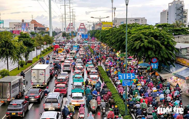 Vì sao không cho ô tô chạy tạm vào làn xe máy trên cầu Bình Lợi để giảm kẹt? - Ảnh 3.