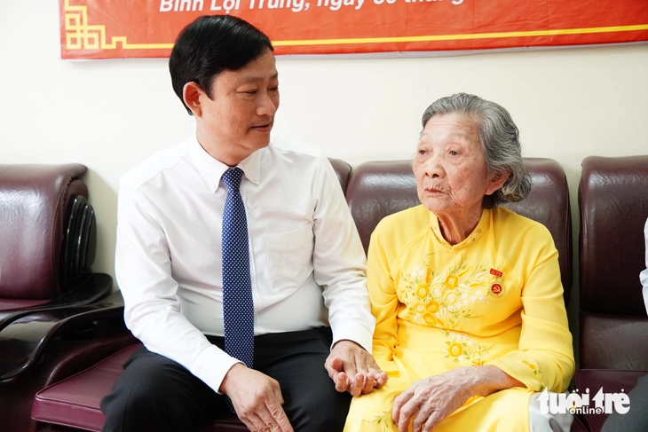 Phó bí thư Thành ủy TP.HCM Võ Văn Minh trao Huy hiệu 75 năm tuổi Đảng ở phường Bình Lợi Trung - Ảnh 1.