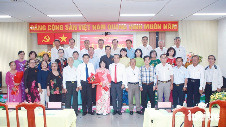 Phó bí thư Thành ủy TP.HCM Võ Văn Minh trao Huy hiệu 75 năm tuổi Đảng ở Bình Lợi Trung - Ảnh 3. Phó bí thư Thành ủy TP.HCM Võ Văn Minh trao Huy hiệu 75 năm tuổi Đảng ở Bình Lợi Trung - Ảnh 3.