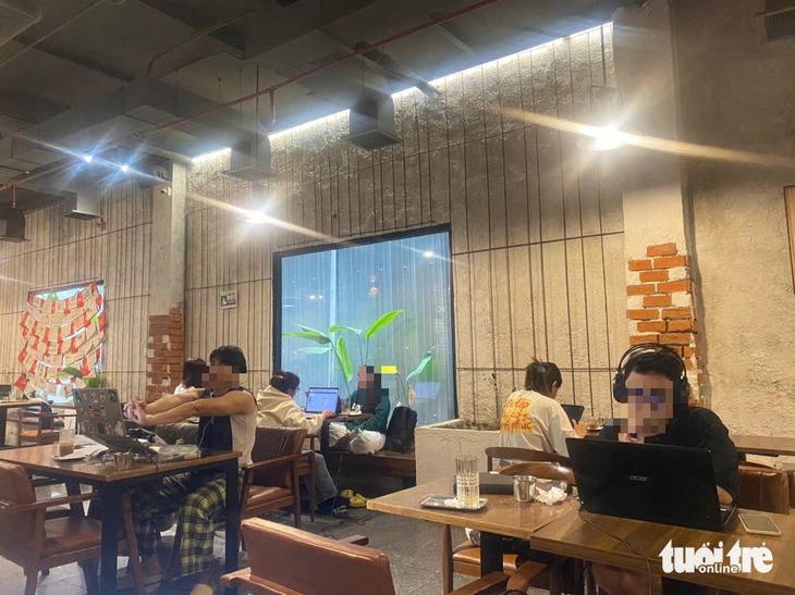 Dân văn phòng chạy đua ‘ca làm thứ hai’ trước Tết - Ảnh 2.