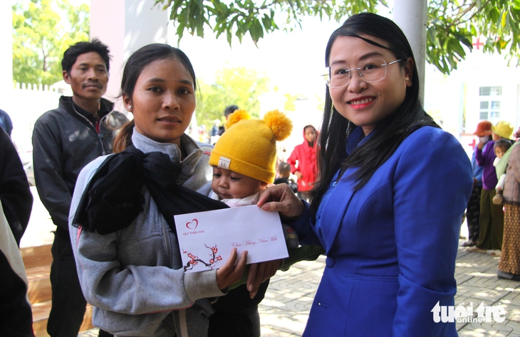 Tuổi Trẻ và Quỹ Thiện Tâm tặng 500 suất quà Tết đến đồng bào Raglay ở vùng cao Bác Ái - Ảnh 3.