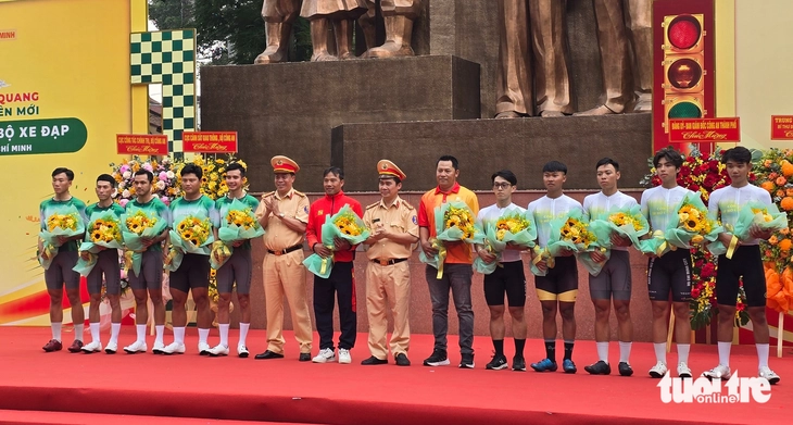 Công an TP.HCM ra mắt Câu lạc bộ xe đạp chuyên nghiệp - Ảnh 4.