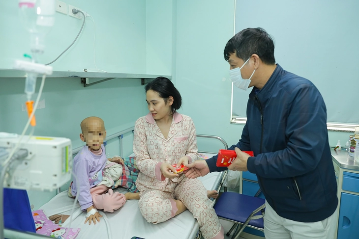 Ước mơ của Thúy mang Tết sớm đến bệnh nhi: ‘Có mọi người động viên, con không sợ ung thư nữa’ - Ảnh 5.