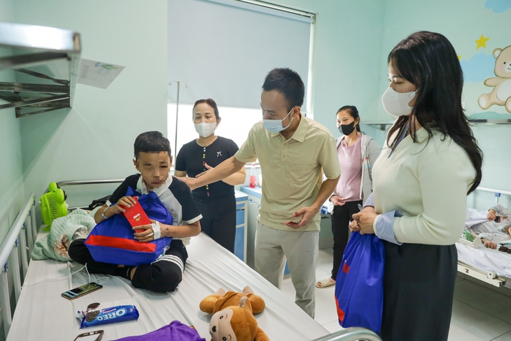 Ước mơ của Thúy mang Tết sớm đến bệnh nhi: ‘Có mọi người động viên, con không sợ ung thư nữa’ - Ảnh 6.