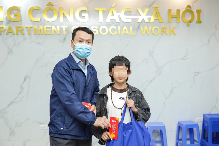 Ước mơ của Thúy mang Tết sớm đến bệnh nhi: ‘Có mọi người động viên, con không sợ ung thư nữa’ - Ảnh 2.