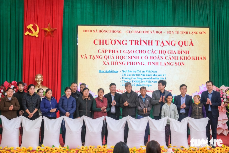 Học sinh nghèo vùng biên nhận gạo hỗ trợ của Chính phủ ngày giáp Tết - Ảnh 3. Những bao gạo đến vùng biên, Tết ấm hơn với học sinh nghèo - Ảnh 4.