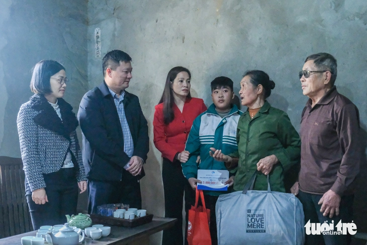 Học sinh nghèo vùng biên nhận gạo hỗ trợ của Chính phủ ngày giáp Tết - Ảnh 4. Chính phủ - Ảnh 4.