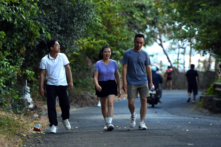 Khỉ hoang rượt đuổi, cắn người chạy bộ ở Vũng Tàu - Ảnh 2.