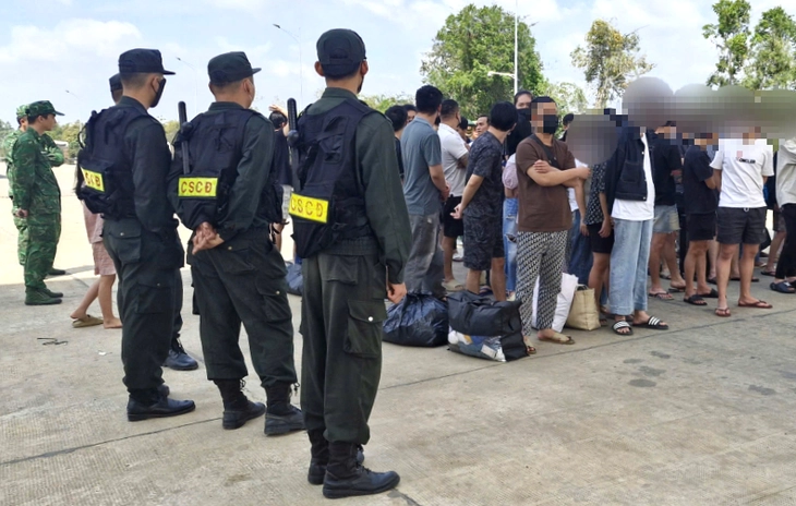 Tiếp nhận thêm 59 người lao động được Campuchia trao trả qua cửa khẩu Tân Nam - Ảnh 1.