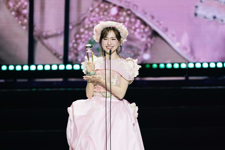 Hòa Minzy thắng lớn với 6 giải Làn sóng xanh, có xứng đáng? - Ảnh 1. Hòa Minzy - Ảnh 1.