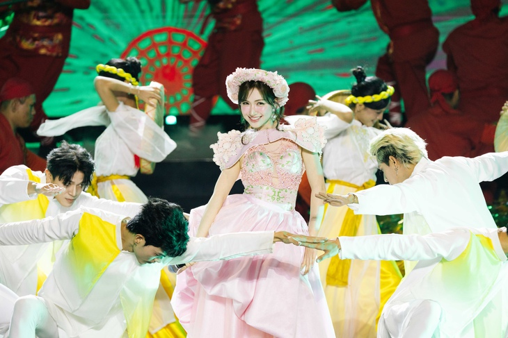 Hòa Minzy thắng lớn với 6 giải Làn sóng xanh, có xứng đáng? - Ảnh 2. Hòa Minzy - Ảnh 2.