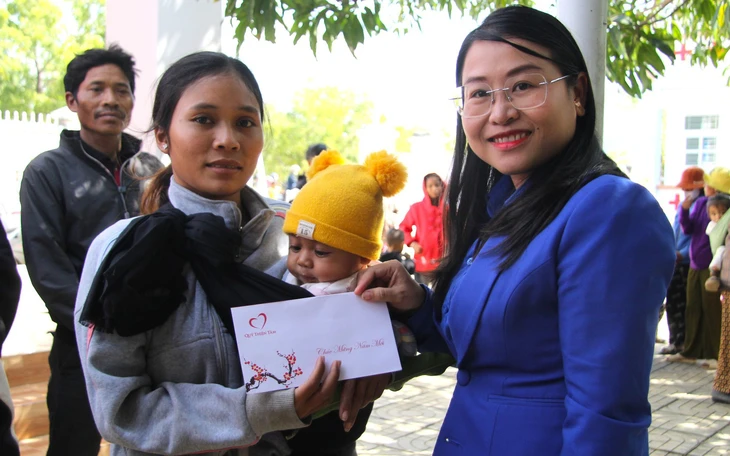 Tuổi Trẻ và Quỹ Thiện Tâm tặng 500 suất quà Tết đến người dân vùng lũ Phú Yên - Ảnh 7.