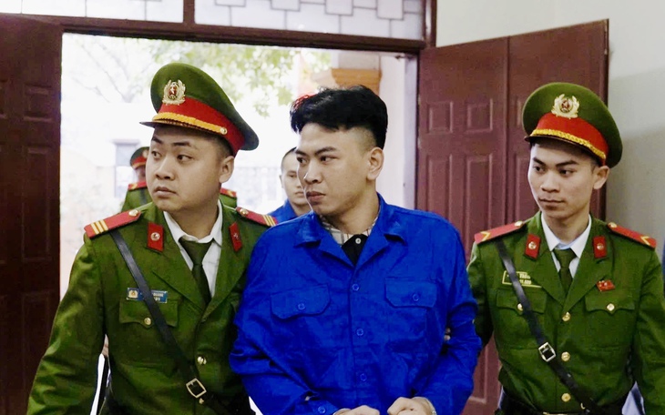 'tổng tài' giơ tay chỉ đạo đánh người ở quán cà phê - Ảnh 2.