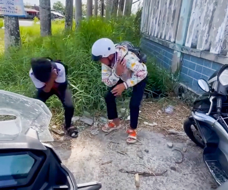 Đi xe đạp điện không mũ bảo hiểm bị công an bắt… 'thụt dầu' - Ảnh 1.