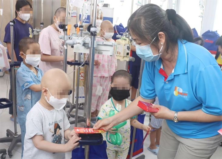 Mang Tết an lành tiếp sức chiến binh ung thư nhí - Ảnh 3.
