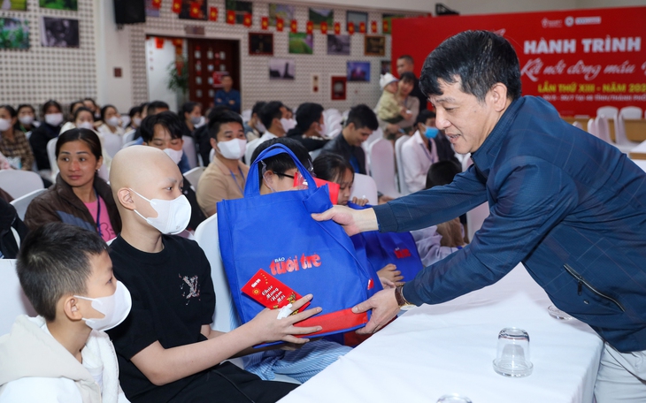 Ước mơ của Thúy mang Tết sớm đến bệnh nhi: ‘Có mọi người động viên, con không sợ ung thư nữa’ - Ảnh 7.