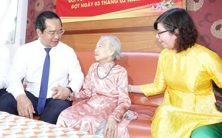 Phó bí thư Thành ủy TP.HCM Võ Văn Minh trao Huy hiệu 75 năm tuổi Đảng ở Bình Lợi Trung - Ảnh 4.