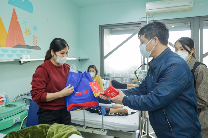 Ước mơ của Thúy mang Tết sớm đến bệnh nhi: ‘Có mọi người động viên, con không sợ ung thư nữa’ - Ảnh 4.