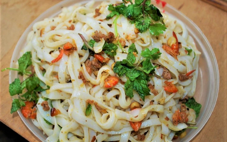 Nem chua, ram đậu phộng và cuộc tranh luận chưa hồi kết quanh tô mì Quảng ở Sài Gòn - Ảnh 6.