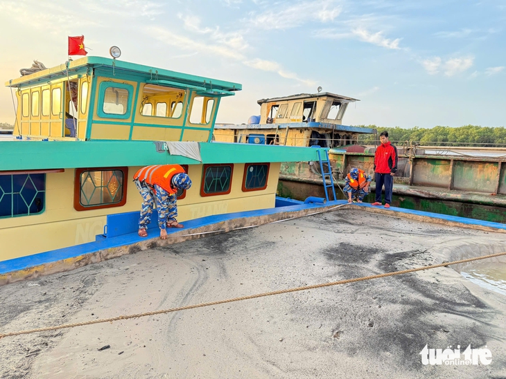 Bắt 4 tàu nghi khai thác, chở gần 800m³ cát trái phép trên sông Cửa Đại - Ảnh 2.