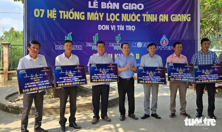 Trao tặng 7 hệ thống máy lọc nước cho 3 điểm trường ven biển ở An Giang - Ảnh 1.