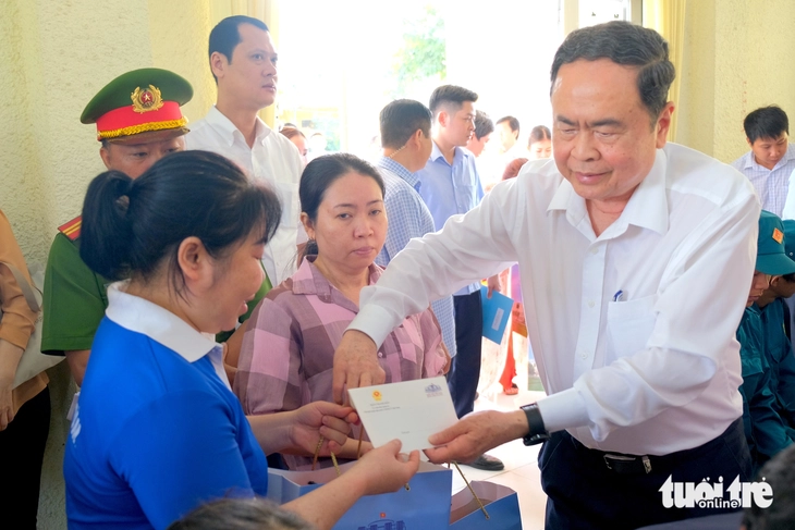 Chủ tịch Quốc hội kiểm tra công tác bầu cử và trao quà gia đình chính sách tại Đồng Tháp   - Ảnh 3.