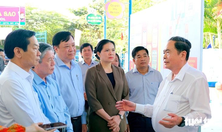 Chủ tịch Quốc hội kiểm tra công tác bầu cử và trao quà cho gia đình chính sách tại Đồng Tháp - Ảnh 3.