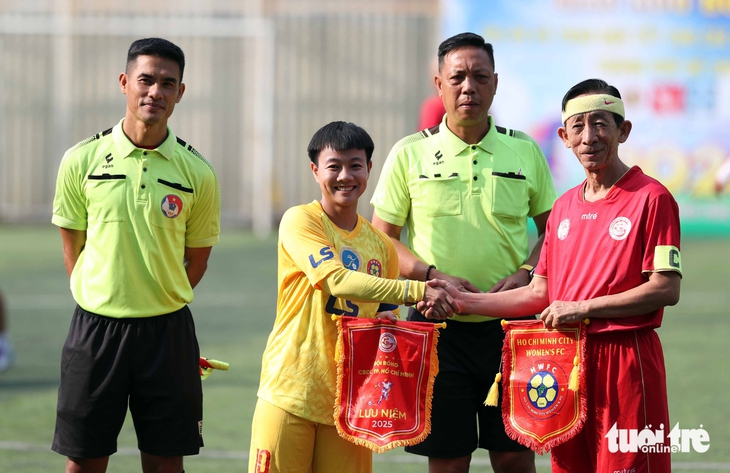 Bóng đá TP.HCM 'uống nước nhớ nguồn' - Ảnh 4.