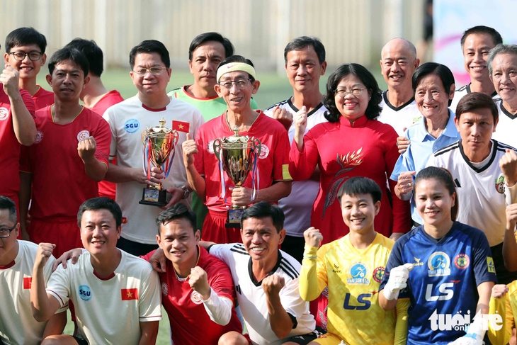 Bóng đá TP.HCM 'uống nước nhớ nguồn' - Ảnh 8.