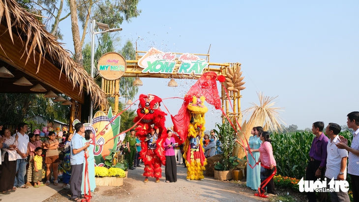 chợ phiên Xóm Rẫy - Ảnh 1.